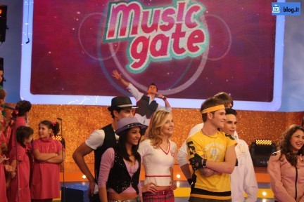 Foto del cast di Music Gate di Raigulp con i conduttori allo Zecchino D'Oro 09