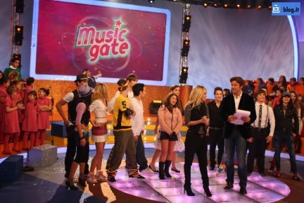 Foto del cast di Music Gate di Raigulp con i conduttori allo Zecchino D'Oro 09