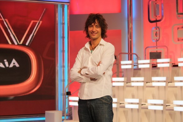 Foto del cast di Tv Mania su Rai2 - il conduttore simone annicchiarico