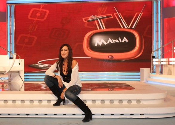 Foto del cast di Tv Mania su Rai2 - l'mitatrice gabriella germani nello studio