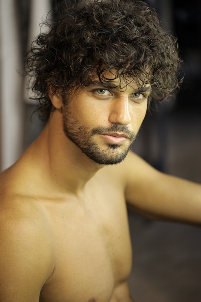 Foto del modello Bruno Cabrerizo di Ballando con le Stelle a petto nudo