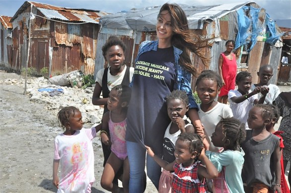 Foto della sexy Madalina Ghenea ad Haiti