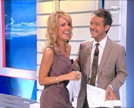 Foto della conduttrice di rai1 georgia luzi con pierlugi diaco a unomattina estate