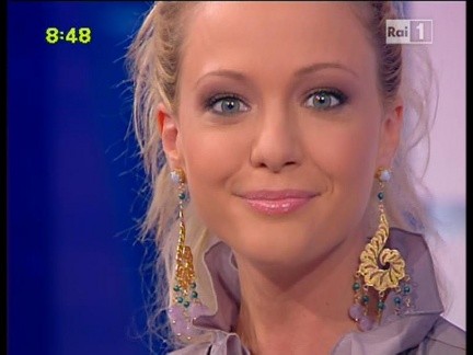 Foto di Georgia Luzi la conduttrice di Uno mattina estate 2010 su Raiuno con Pierluigi Diaco