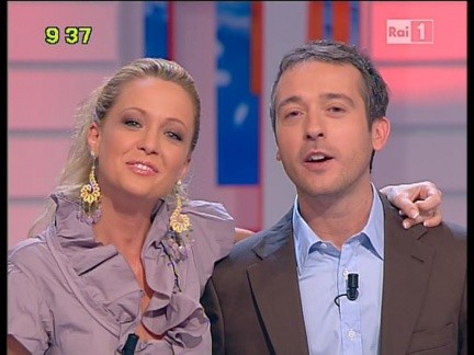 Foto di Georgia Luzi la conduttrice di Uno mattina estate 2010 su Raiuno con Pierluigi Diaco