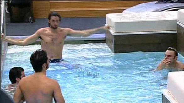 Grande Fratello 11 - Maschi in piscina, sauna e giardino