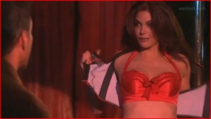 Il sexy strip di Teri Hatcher in Desperate Housewives 6