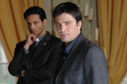 Gabriel Garko (Padre Francesco) e Lorenzo Fraherty (Commissario Lariano) 