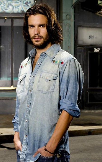 Isaac Mendez (Santiago Cabrera)