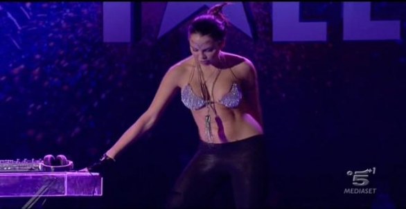 Jana Alekhova - la sexy musicista entertainer di Italia's got talent 2012