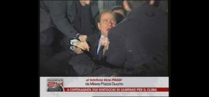 La fotosequenza dell'aggressione a Berlusconi