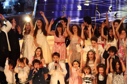 I Bambini e gli artisti ospiti della festa finale di 