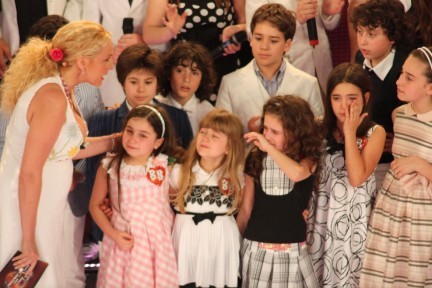 I Bambini e gli artisti ospiti della festa finale di 