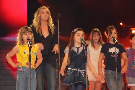 Gli ospiti e i ragazzi e bambini del cast di Ti Lascio una canzone – Seconda Edizione provano per la puntata di chiusura - Lorella Cuccarini nelle prove per l'esibizione del suo medley a Ti lascio una Canzone