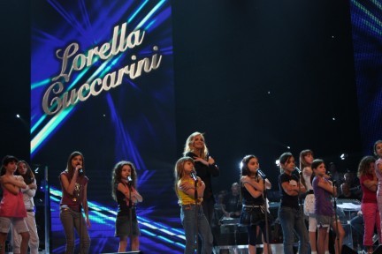 Gli ospiti e i ragazzi e bambini del cast di Ti Lascio una canzone – Seconda Edizione provano per la puntata di chiusura