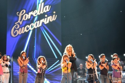 Gli ospiti e i ragazzi e bambini del cast di Ti Lascio una canzone – Seconda Edizione provano per la puntata di chiusura