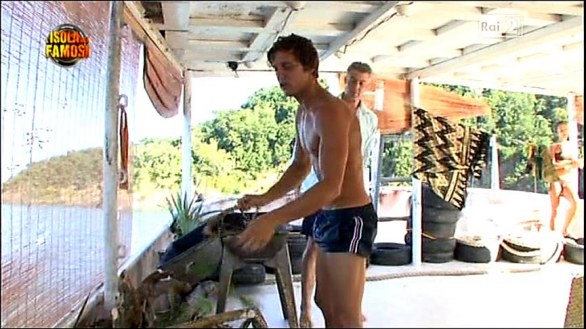 Luca Dirisio eliminato da L'Isola dei famosi 2011