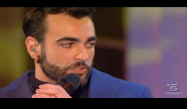 Marco Mengoni a C'è posta per te canta Esseri Umani