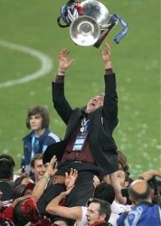 Ancelotti portato in trionfo dai suoi giocatori