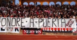 Striscione dei tifosi del Milan dedicato al giocatore del Siviglia Puerta