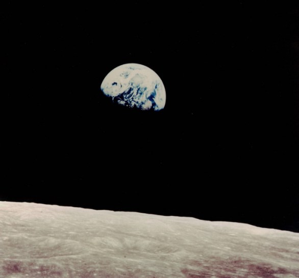 NELLA FOTO 1969 LA TERRA SORGE DIETRO L\'ORIZZONTE LUNARE FOTO UPPA/PHOTOSHOT/INFOPHOTO 