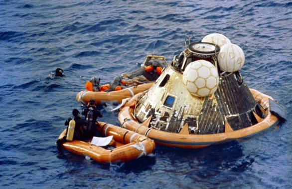 NELLA FOTO OCEANO PACIFICO 24 LUGLIO 1969 L\'EQUIPAGGIO DELL\'APOLLO 11 TORNA RITORNA SULLA TERRA DOPO LA MISSIONE LUNARE FOTO NASA/PHOTOSHOT/INFOPHOTO 