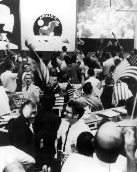 NELLA FOTO 24 LUGLIO 1969 LA MISSION CONTROL CENTER DELLA NASA FESTEGGIA IL SUCCESSO DELLA MISSIONE FOTO NASA/PHOTOSHOT/INFOPHOTO 