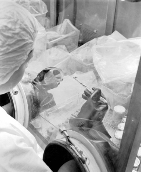 NELLA FOTO LABORATORIO ANALIZZA I CAMPIONI LUNARI RACCOLTI DALL\'APOLLO 11 FOTO NASA/PHOTOSHOT/INFOPHOTO 