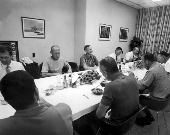 NELLA FOTO 16 LUGLIO 1969 EDWIN ALDRIN, NEIL ARMSTRONG MICHAEL COLLINS E DONALD K. SLAYTON, DIRETTORE DELL\'OPERAZIONE, DURANTE LA COLAZIONE POCO PRIMA DELLA PARTENZA FOTO NASA/PHOTOSHOT/INFOPHOTO 