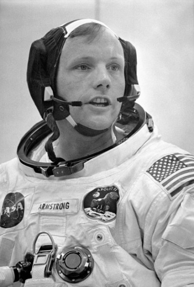 NELLA FOTO 16 LUGLIO 1969 IL COMANDANTE NEIL ARMSTRONG EFFETTUA UN ULTIMO CONTROLLO DEI SISTEMI DI COMUNICAZIONE PRIMA DI IMBARCARSI SULL\'APOLLO 11 FOTO NASA/PHOTOSHOT/INFOPHOTO 