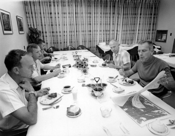 NELLA FOTO 16 LUGLIO 1969 EDWIN ALDRIN, NEIL ARMSTRONG MICHAEL COLLINS E DONALD K. SLAYTON, DIRETTORE DELL\'OPERAZIONE, DURANTE LA COLAZIONE POCO PRIMA DELLA PARTENZA FOTO NASA/PHOTOSHOT/INFOPHOTO 