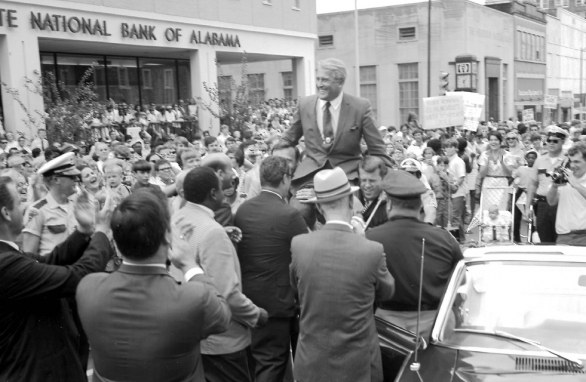 NELLA FOTO 24 LUGLIO 1969 IL DOTTOR WERNHER VON BRAUN FESTEGGIA A HUNTSVILLE LA RIUSCITA DELLA MISSIONE APOLLO 11 FOTO NASA/PHOTOSHOT/INFOPHOTO 