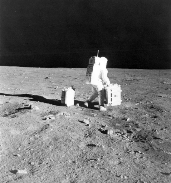 NELLA FOTO ALDRIN POSIZIONA IL EARLY APOLLO SCIENTIFIC EXPERIMENT PACKAGE SULLA SUPERFICIE LUNARE FOTO NASA/PHOTOSHOT/INFOPHOTO 