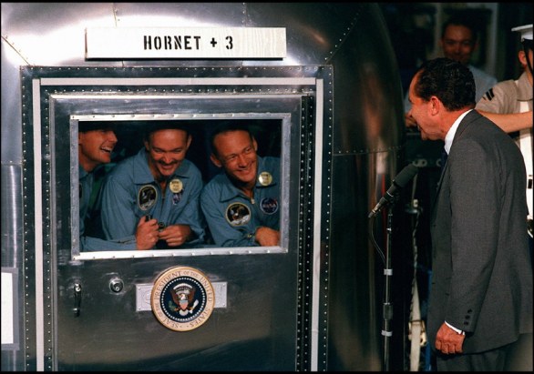 NELLA FOTO 24 LUGLIO 1969 IL PRESIDENTE DEGLI STATI UNITI RICHARD NIXON ACCOGLIE GLI ASTRONAUTI DELL\'APOLLO 11 NEIL A ARMSTRONG, MICHAEL COLLINS, EDWIN E ALDRIN AL RIENTRO DALLA MISSIONE LUNARE FOTO NASA/PHOTOSHOT/INFOPHOTO 