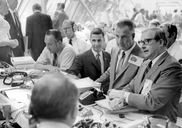 NELLA FOTO FLORIDA, 16 LUGLIO 1969 - DA DESTRA, AMMINISTRATORE DELLA NASA, IL DOTT. THOMAS PAINE PARLA CON IL VICE PRESIDENTE USA SPIRO AGNEW, IN ATTESA DEL LANCIO DI SATURNO V (AS-506) CHE HA TRASPORTATO L\'APOLLO 11 SULLA LUNA, AL CENTRO L\'ASTRONAUTA WILLIAM ANDERS, MEMBRO DELLA MISSIONE APOLLO 8. A SINISTRA JAMES B. LEE, DIRETTORE DEL PROGRAM MANAGEMENT PRESSO LA NASA MARSHALL SPACE FLIGHT CENTER (MSFC) FOTO NASA/PHOTOSHOT/INFOPHOTO 