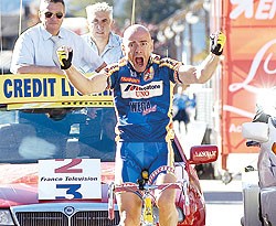 Rolando Ravello che interpreta Pantani