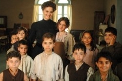 Paola Cortellesi e un gruppo di bambini in \"Maria Montessori\"