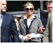 Paris Hilton mentre esce dal Tribunale che l'ha condannata