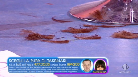 Pasqualina Sanna si taglia i capelli alla Pupa e il Secchion