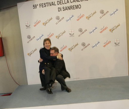 La conferenza Stampa di apertura del 59° Festival di Sanremo. Dal Milione di Bonolis a Benigni: i protagonisti aprono le danze