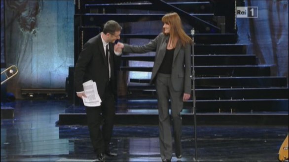 Sanremo 2013, Carla Bruni canta con Luciana Littizzetto - 13 febbraio 2013