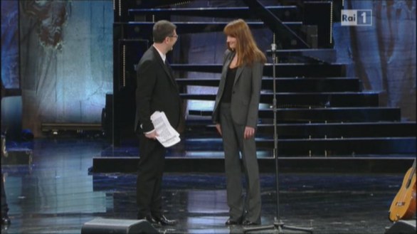 Sanremo 2013, Carla Bruni canta con Luciana Littizzetto - 13 febbraio 2013