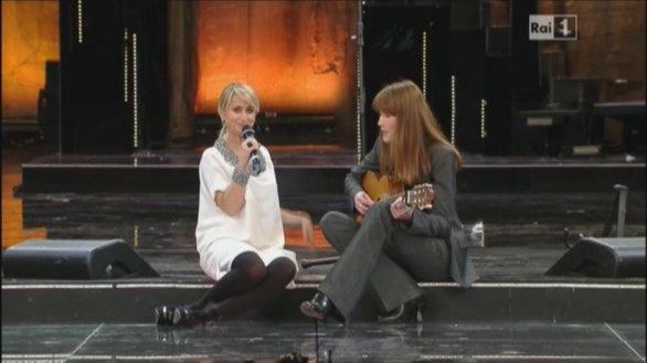 Sanremo 2013, Carla Bruni canta con Luciana Littizzetto - 13 febbraio 2013