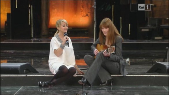 Sanremo 2013, Carla Bruni canta con Luciana Littizzetto - 13 febbraio 2013