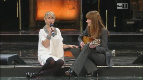 Sanremo 2013, Carla Bruni canta con Luciana Littizzetto - 13 febbraio 2013