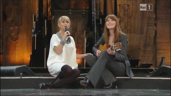 Sanremo 2013, Carla Bruni canta con Luciana Littizzetto - 13 febbraio 2013