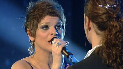 Sanremo -Valerio Scanu e Alessandra Amoroso duettano nella quarta puntata