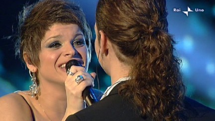 Sanremo -Valerio Scanu e Alessandra Amoroso duettano nella quarta puntata