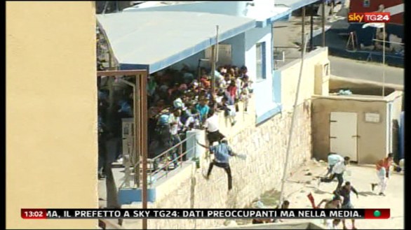 Scontri a Lampedusa: le immagini di Sky usate dai Tg Mediaset