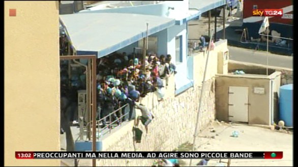 Scontri a Lampedusa: le immagini di Sky usate dai Tg Mediaset